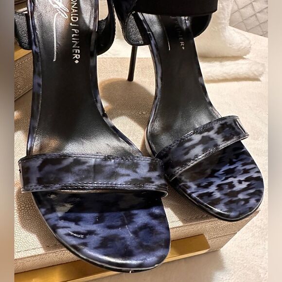 Donald Pliner Patent Leather
Electric Ankle Cuff Sandal/Heel Shoe
Stiletto sz:8M - Picture 4 of 14